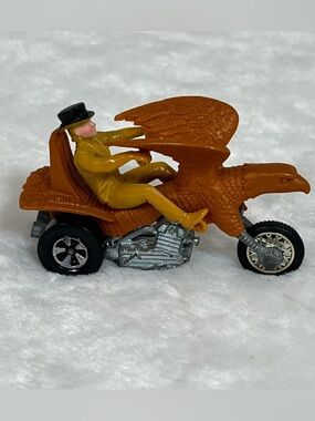 Hot Wheels Redline Rrrumblers BOLD EAGLE Gold Motorcycle w/ Top Hat Rider